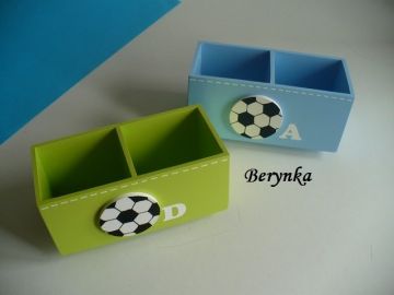 Dřevěný stojánek na tužky - fotbalový