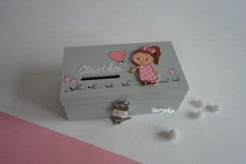 Dřevěná pokladnička s holčičkou a klukem