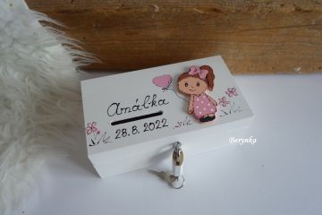 Dřevěná pokladnička s holčičkou a klukem