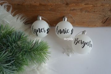 Vánoční baňky s textem na přání - bílé s černým nápisem