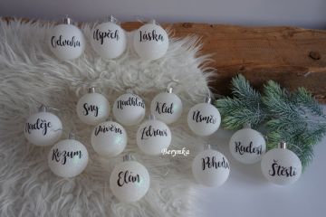 Vánoční baňky s textem na přání - bílé s černým nápisem