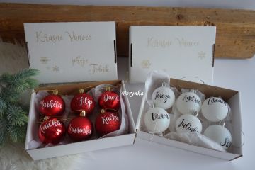 Vánoční baňky s textem na přání - bílé s černým nápisem