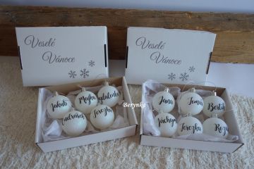 Vánoční baňky s textem na přání - bílé s černým nápisem