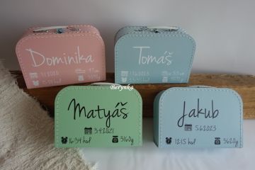 Kufřík se jménem s údaji narození