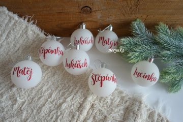 Vánoční baňky s textem na přání - bílé s červeným nápisem