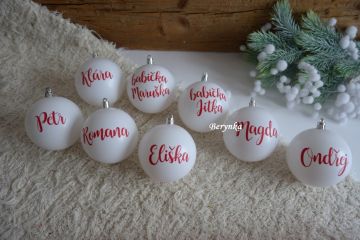 Vánoční baňky s textem na přání - bílé s červeným nápisem