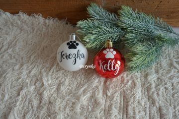 Vánoční baňky s textem na přání - bílé s červeným nápisem