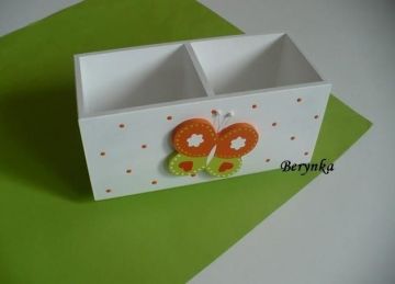 Dřevěný stojánek na tužky s motýlkem