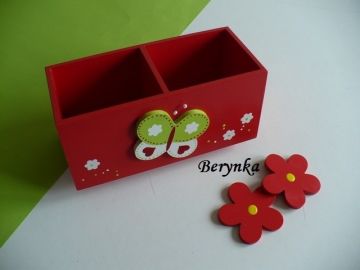 Dřevěný stojánek na tužky s motýlkem