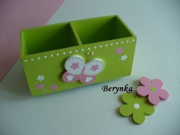 Dřevěný stojánek na tužky s motýlkem