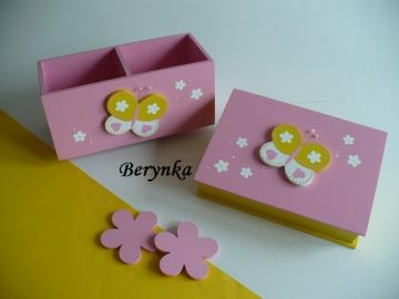 Dřevěný stojánek na tužky s motýlkem