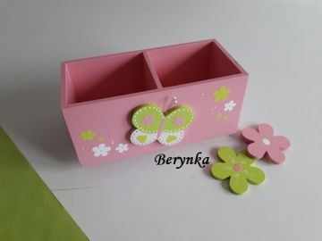 Dřevěný stojánek na tužky s motýlkem