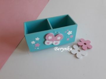 Dřevěný stojánek na tužky s motýlkem