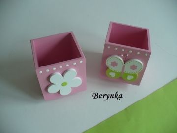 Dřevěný stojánek na tužky s motýlkem