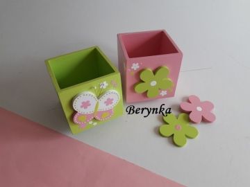 Dřevěný stojánek na tužky s motýlkem