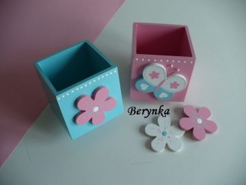 Dřevěný stojánek na tužky s motýlkem