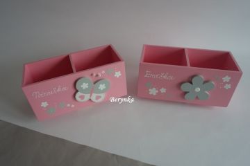 Dřevěný stojánek na tužky s motýlkem