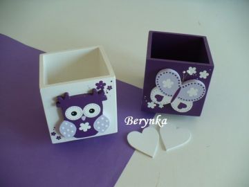 Dřevěný stojánek na tužky s motýlkem