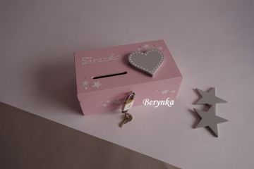 Dřevěná pokladnička se srdíčkem