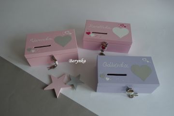 Dřevěná pokladnička se srdíčkem