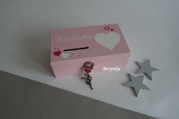 Dřevěná pokladnička se srdíčkem