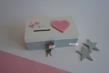 Dřevěná pokladnička se srdíčkem