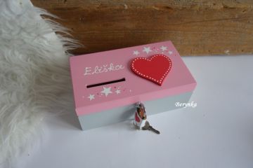 Dřevěná pokladnička se srdíčkem