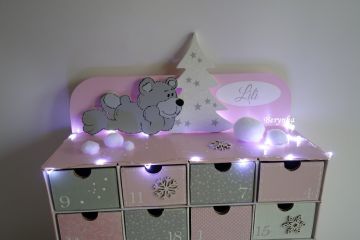Adventní kalendář růžovo-šedý s medvídkem - různá provedení