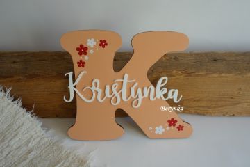 Dřevěné písmeno se jménem a kytičkami