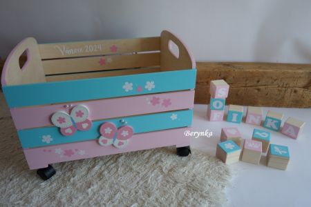 Dřevěná bedýnka s motýlky