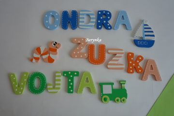 Dřevěná písmenka "s čárkováním"