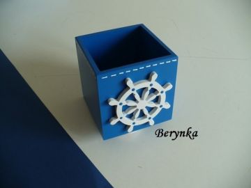 Dřevěný stojánek na tužky s kormidlem