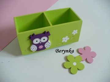 Dřevěný stojánek na tužky se sovičkou