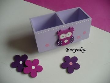 Dřevěný stojánek na tužky se sovičkou