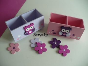 Dřevěný stojánek na tužky se sovičkou