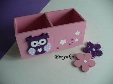 Dřevěný stojánek na tužky se sovičkou