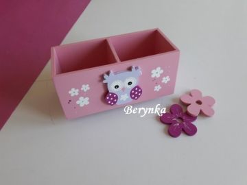 Dřevěný stojánek na tužky se sovičkou