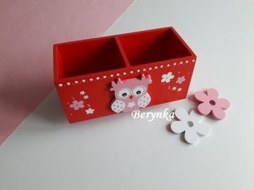 Dřevěný stojánek na tužky se sovičkou