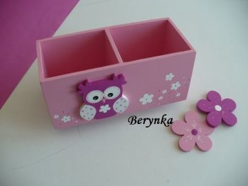 Dřevěný stojánek na tužky se sovičkou