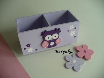 Dřevěný stojánek na tužky se sovičkou