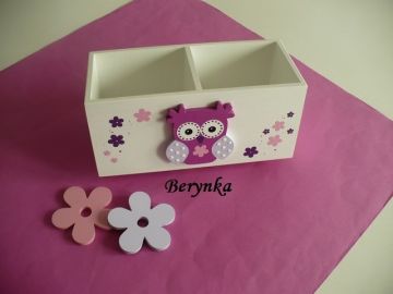 Dřevěný stojánek na tužky se sovičkou