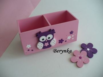 Dřevěný stojánek na tužky se sovičkou