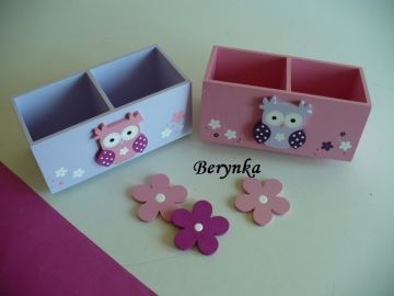 Dřevěný stojánek na tužky se sovičkou