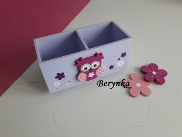 Dřevěný stojánek na tužky se sovičkou