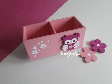Dřevěný stojánek na tužky se sovičkou