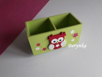 Dřevěný stojánek na tužky se sovičkou