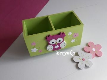 Dřevěný stojánek na tužky se sovičkou