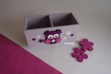 Dřevěný stojánek na tužky se sovičkou