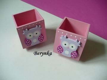 Dřevěný stojánek na tužky se sovičkou