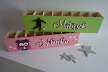 Dřevěný stojánek na tužky se sovičkou